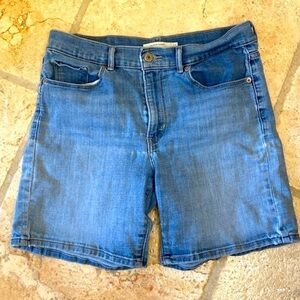 Women's Sz 27 Levis Jeans Short Light Wash Denim Stretch 5 pocket Summer casual